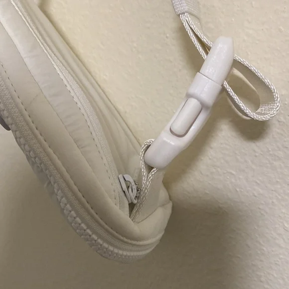 Lululemon White Wunder Puff 1L Fanny Pack Belt Bag Adjustable Strap - Picture 6 of 9